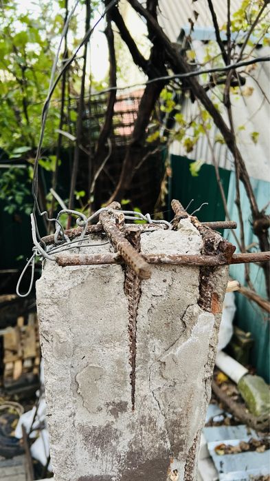 Бетонні стовпчики, перемички