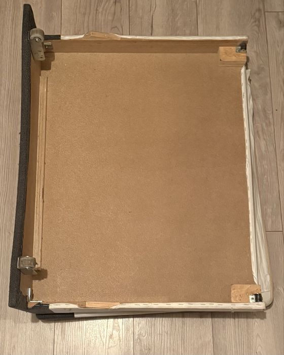 Fotel z funkcją łóżka rozkładanego z pojemnikiem na pościel