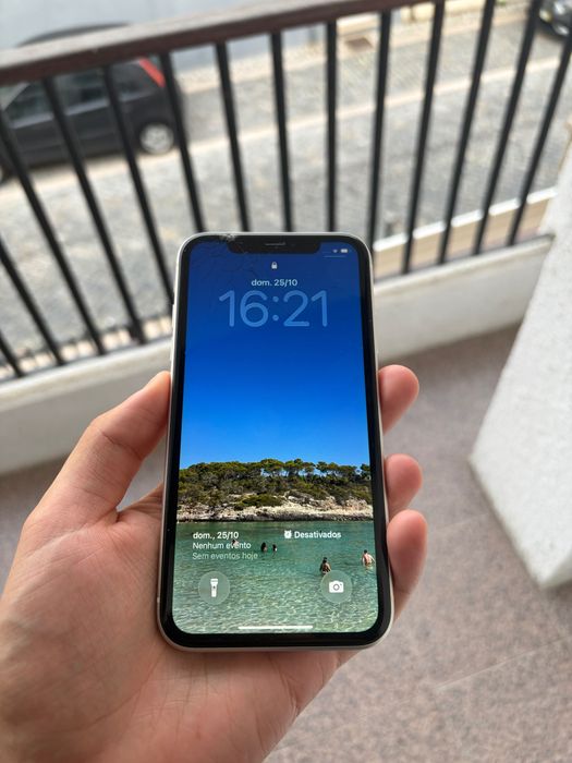 iPhone 11 (Apple)