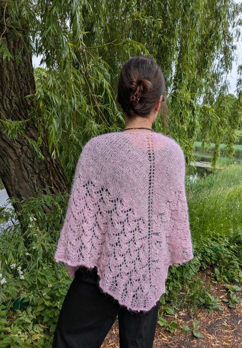 Lekka chusta z ażurowym brzegiem  zrobiona na drutach