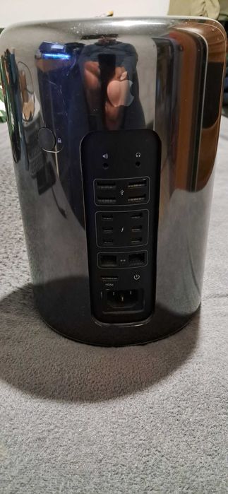 Komputer MacPro 6.1