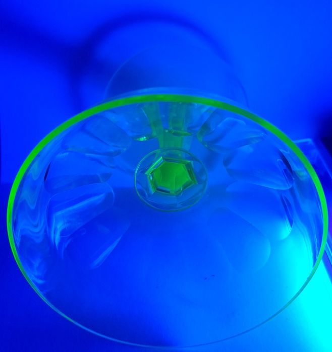 Raro antigo copo de champagne em vidro urânio