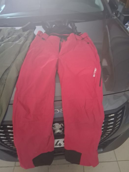 Calcas de neve em estado novo