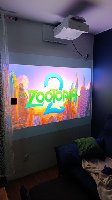 Projektor laserowy Epson 725w