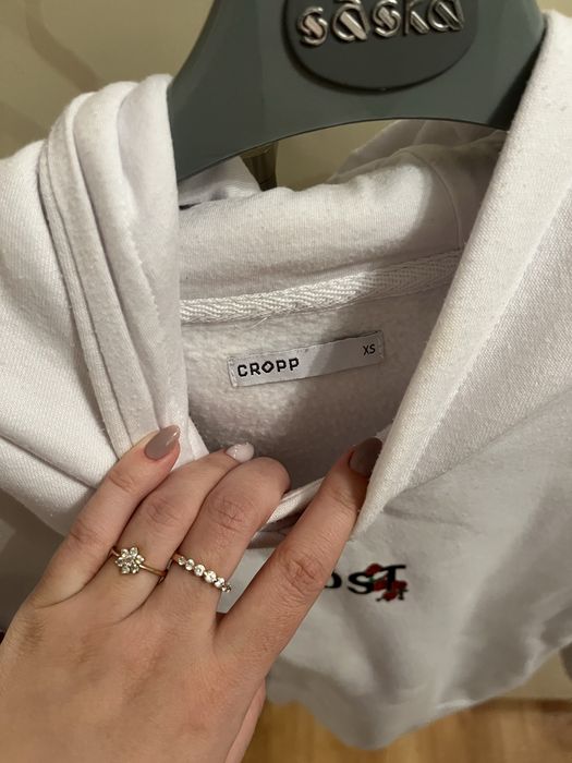 białą bluzę z pięknymi czerwonymi różami na rękawach