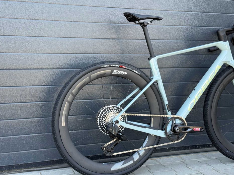 Rower gravelowy Orbea Terra M31e Koła ZIPP 303 XPLR Frozen Concrete