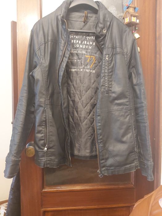 15€ um blusão de homem e 10 outro blusão