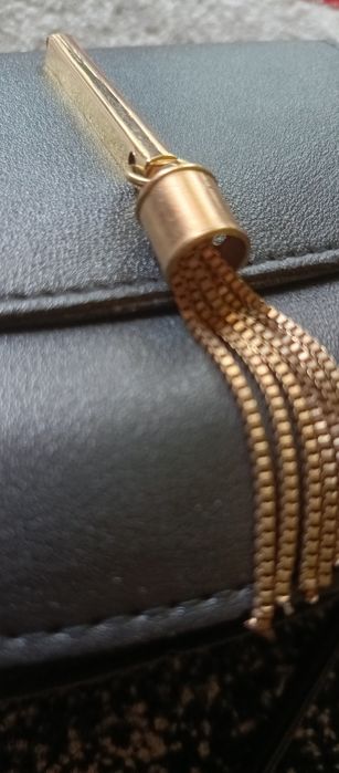 Czarna torebka ze złotymi frędzelkami