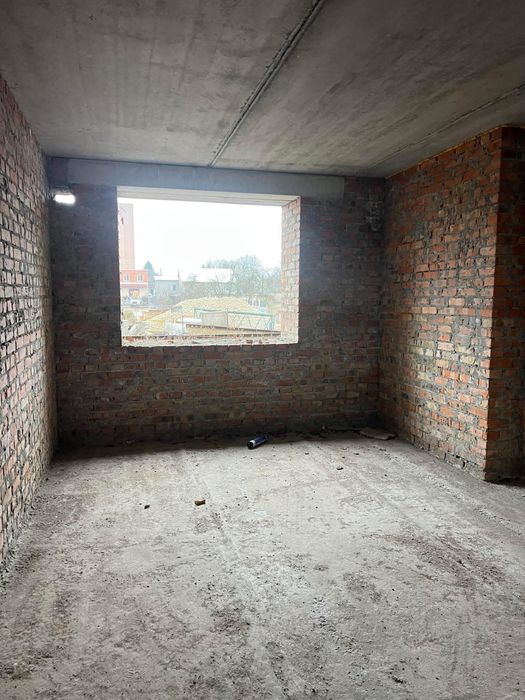 Продається квартира в цегляному будинку на Дружбі