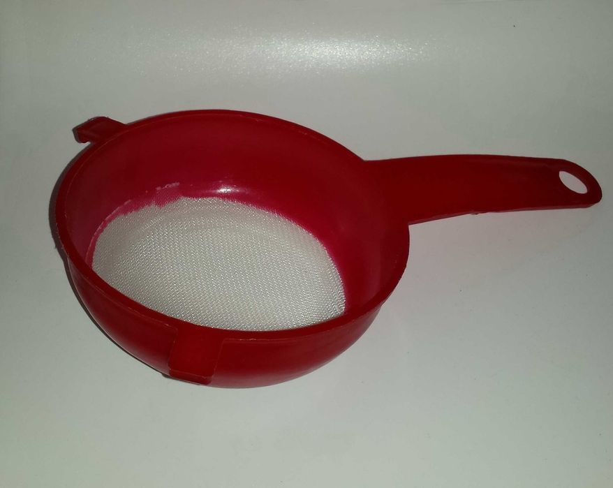 Посуда Кухонное пластиковое мелкое ситечко сито с ручкой ушками сетка