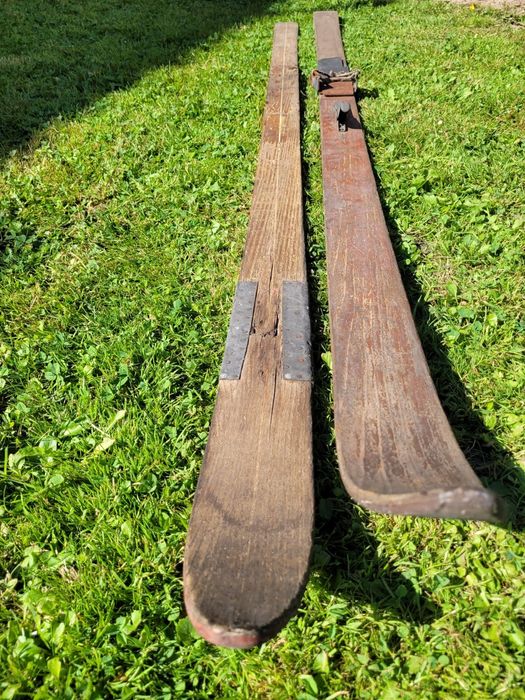 Stare narty na ozdobę