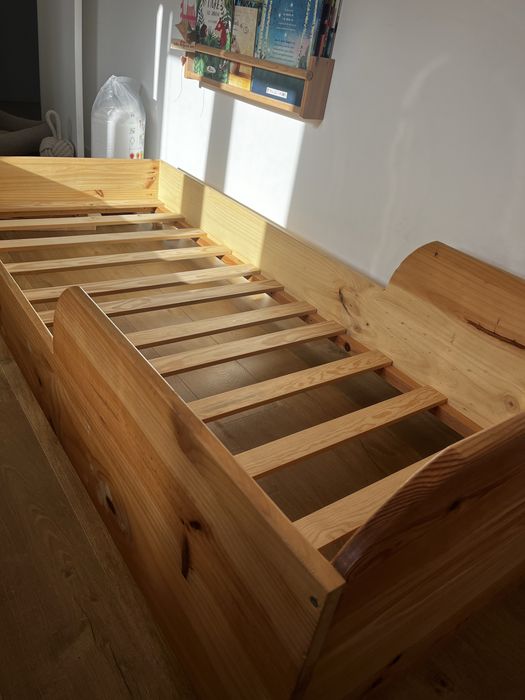Cama em pinho e colchão como novos