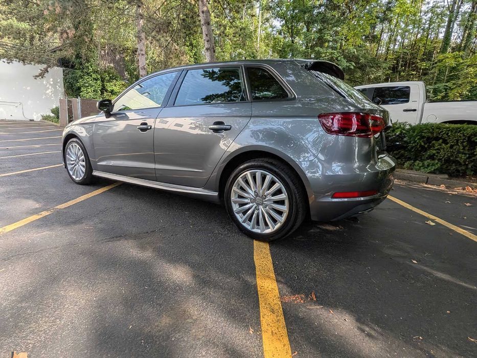 Audi A3 e-tron      2016