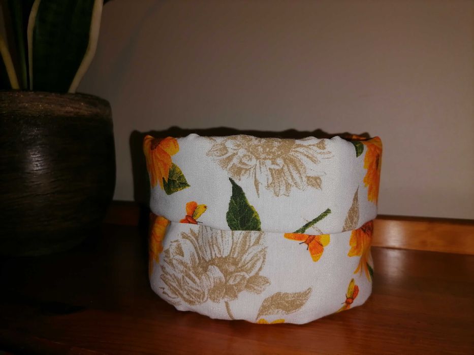 Cesto artesanal com girassóis