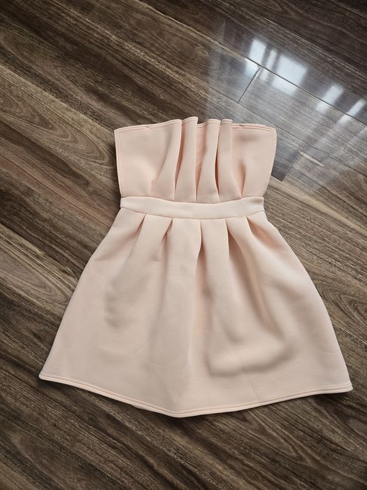 Elegancka piankowa sukienka