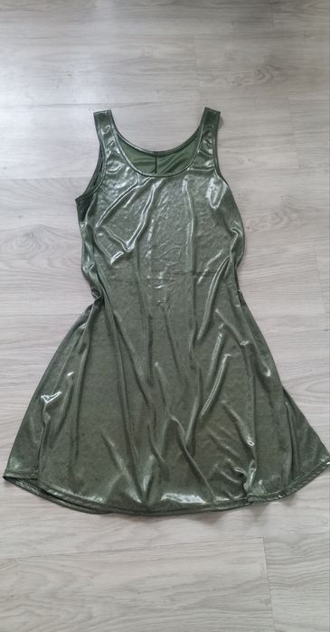 Błyszcząca sukienka z lamy zielono-srebrny lejący materiał M