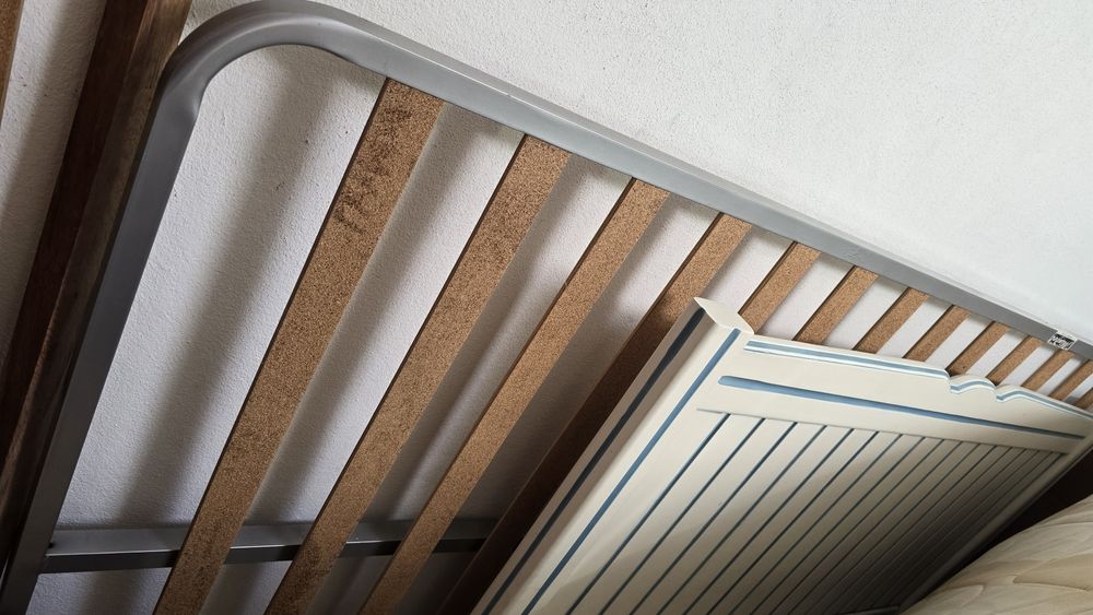 Cama branca com risca azul de madeira de pinho maciça