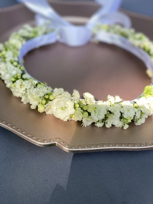 Wianek komunijny wianuszek z żywych kwiatów gipsówka kalanchoe biały.