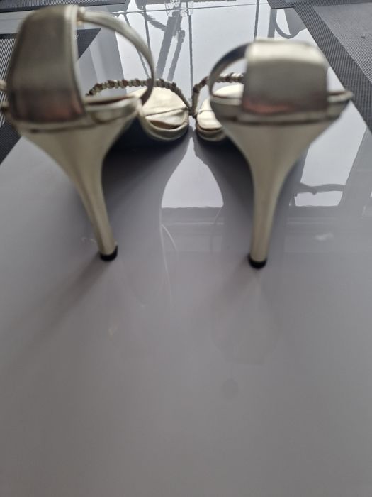 Buty okazjonalne na obcasie