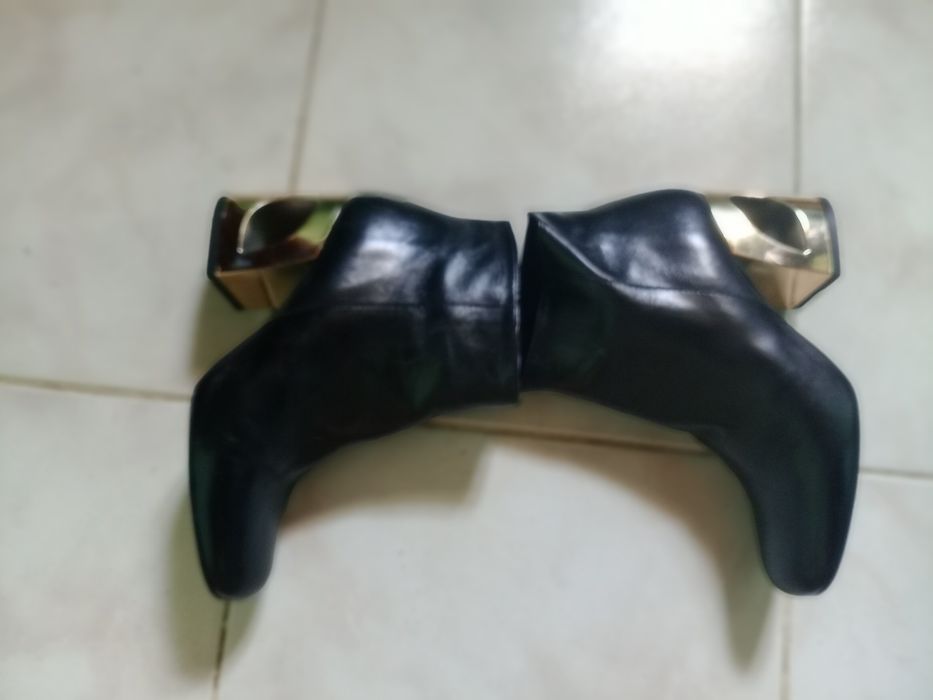 Bota preta de couro sintético com tacon dourado