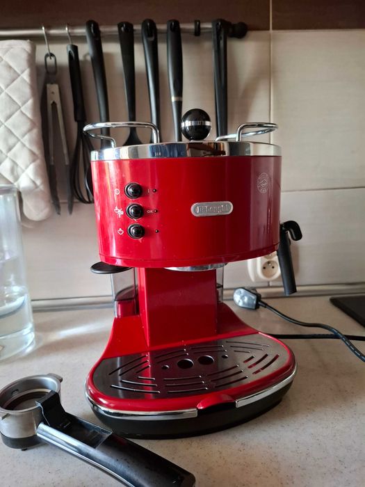 ekspres ciśnieniowy kolbowy De'Longhi Icona Vintage ECOV311 w kolorze czerwonym