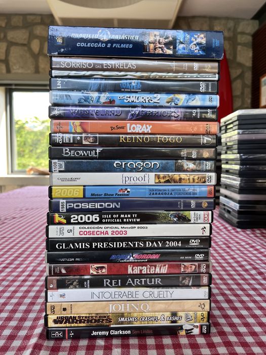 Vendo 235 CDs e DVDs