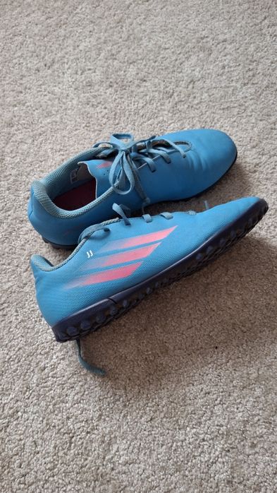 Halówki. Buty do piłki noznej