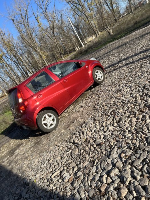 Продам маленькую красненькую машинку