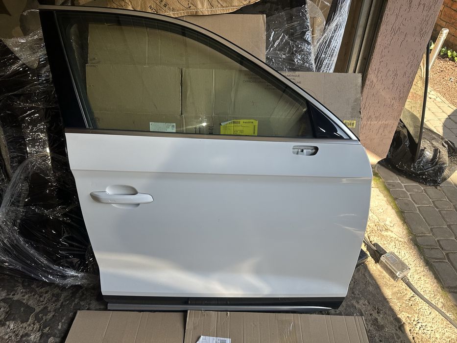 Двері праві передні на Audi Q5 SQ5 LY9C