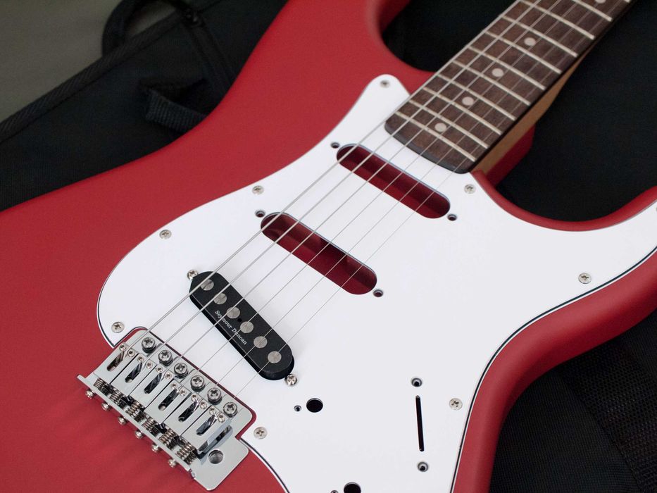 Squier Stratocaster + Seymour Duncan SSL-4 Quarter Pound + Saco Gator