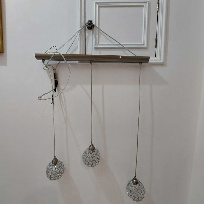 Candeeiro com 3 bolas suspensas