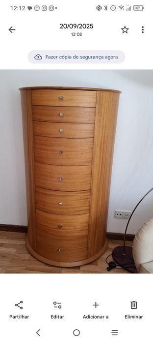 Mobília de quarto em cerejeira com cama articulada com dois colchões.