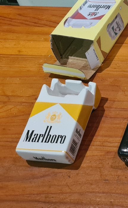 Cinzeiros Marlboro e Jack Daniels