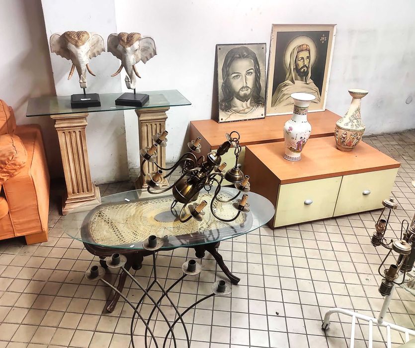 cadeirões, camas, secretarias