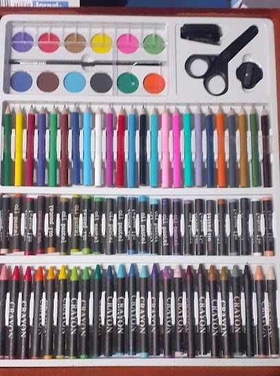 Mala madeira com material diverso