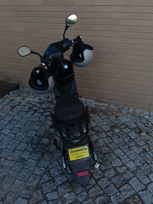 Mota elétrica seventeen a venda como nova oferta 2 capacete e o baú