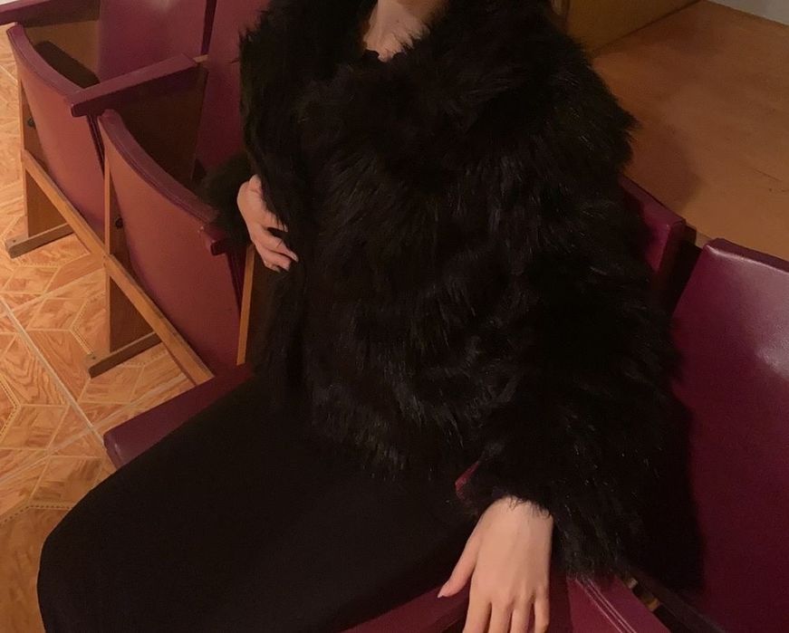 Чорна коротка шубка