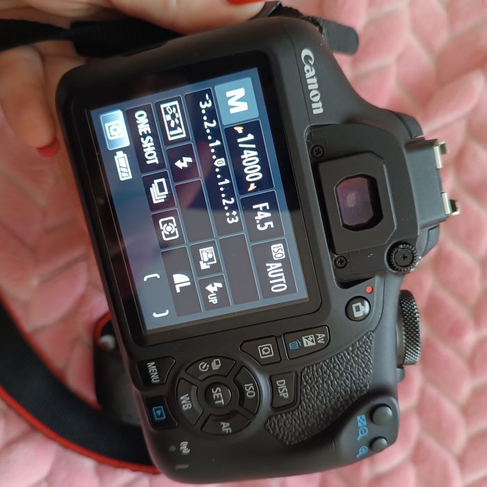 Canon EOS 2000D + Lente 18-55mm | Como nova + extras