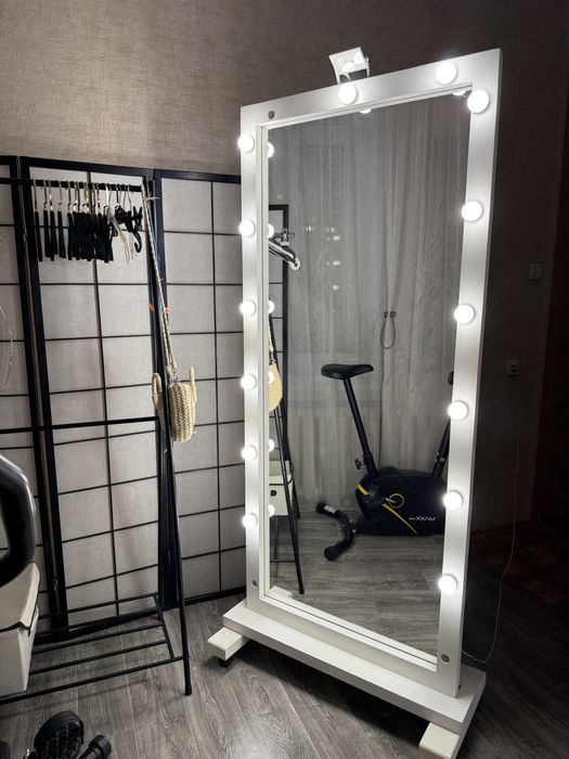 Зеркало с лампами.Ростовое зеркало