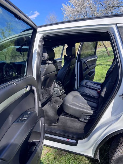 Автомобіль AUDI Q7