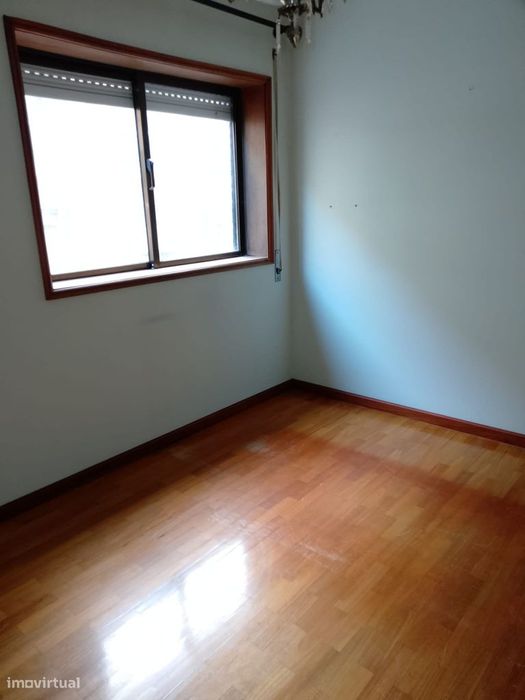 Apartamento T4+1 em Rés-do-chão — Bom estado.