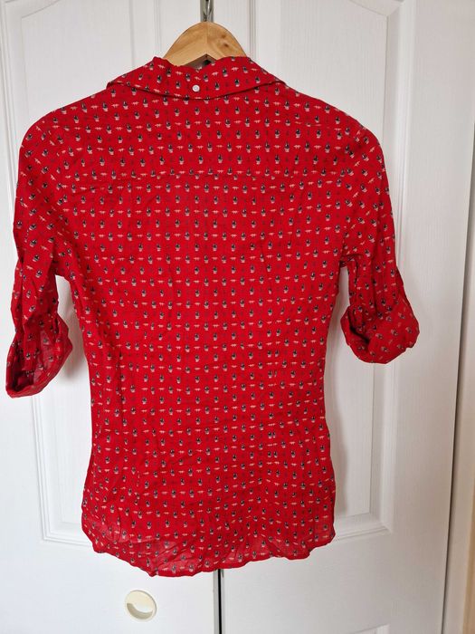 używana, czerwona koszulowa bluzka z bawełny