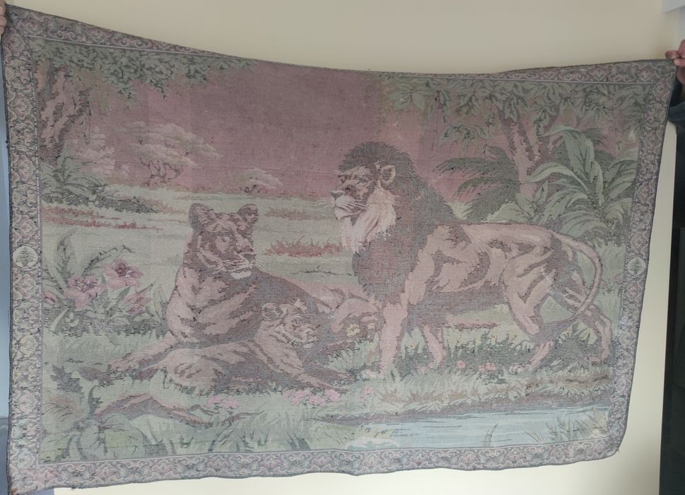 Tapeçaria de parede com leões – peça decorativa clássica em tecido