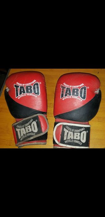 Боксерські рукавиці та біточки