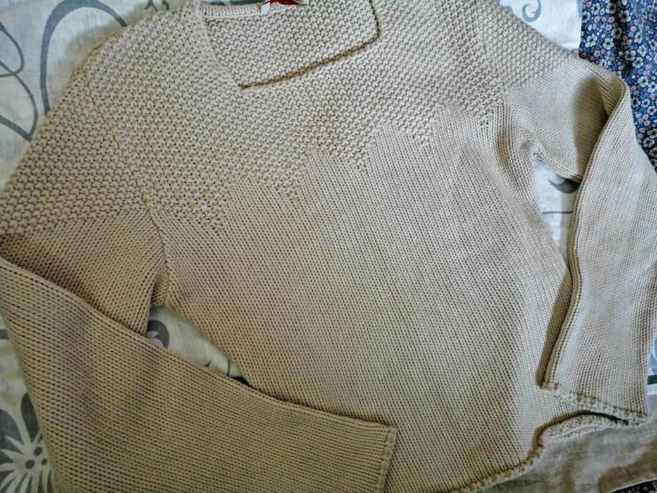 sweter Beżowy z delikatnymi cekinami przy dekolcie Rozm. m