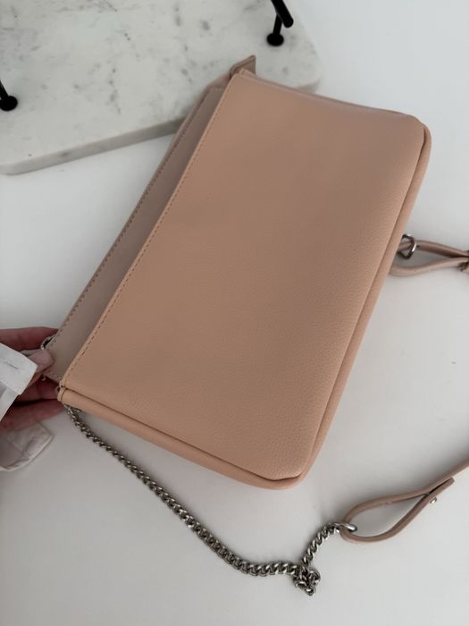 Piękna torebka z regulowanym paskiem na łańcuszku, Cropp