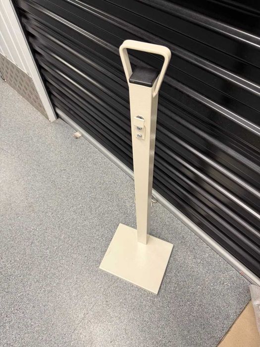 Floor-standing fire extinguisher stand (suporte de chão para extintor)