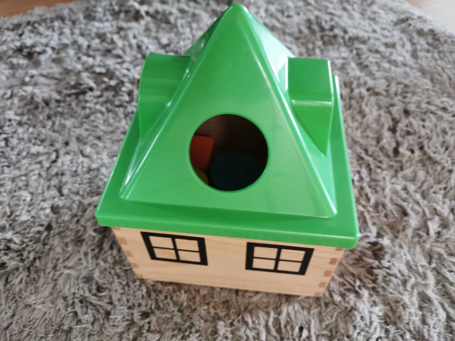 Casa de Madeira (estilo IKEA) com peças para inclusão