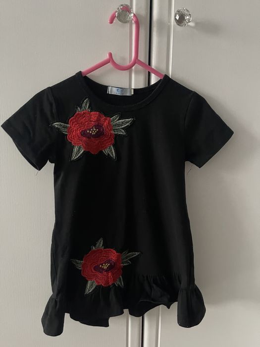 Sukienka tunika czarna z różami 110