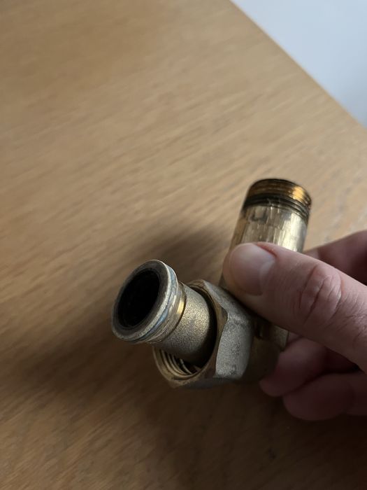 Półśrubunek mosiężny kątowy 3/4" x 3/4"